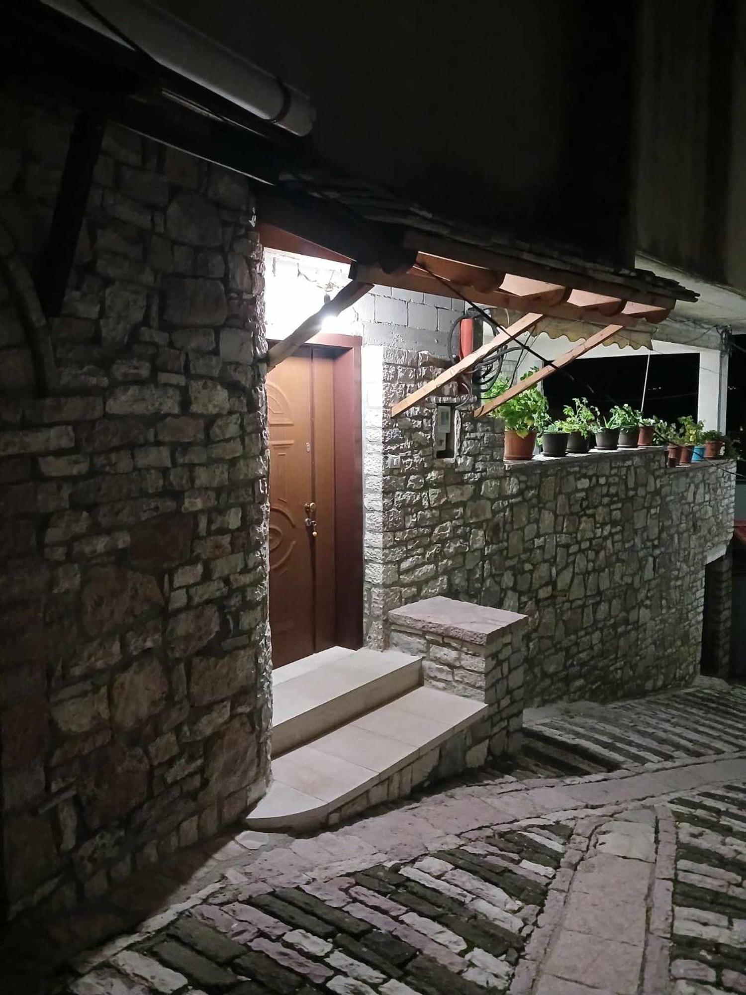 Eniguesthouse ジロカストラ エクステリア 写真