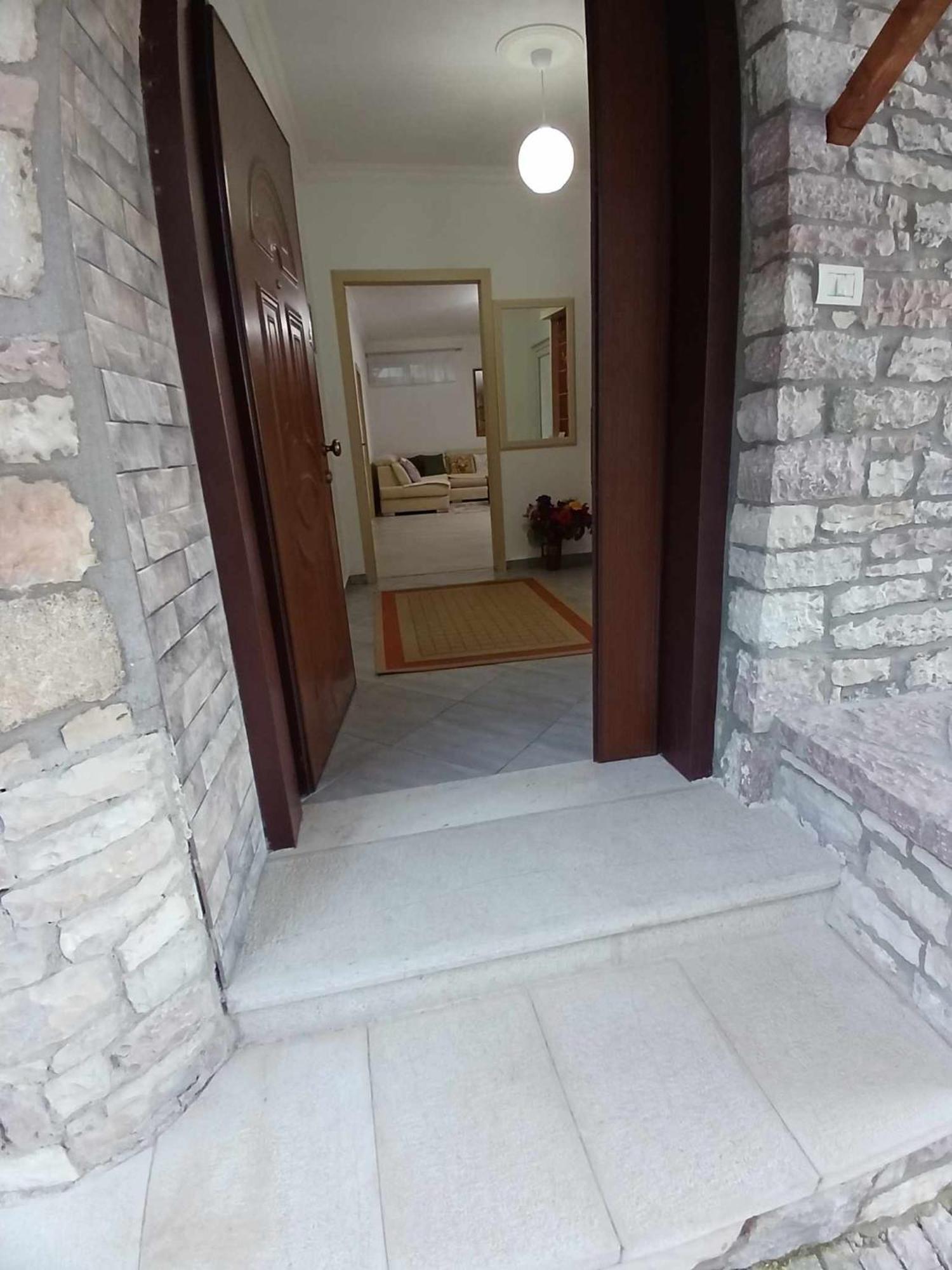 Eniguesthouse ジロカストラ エクステリア 写真