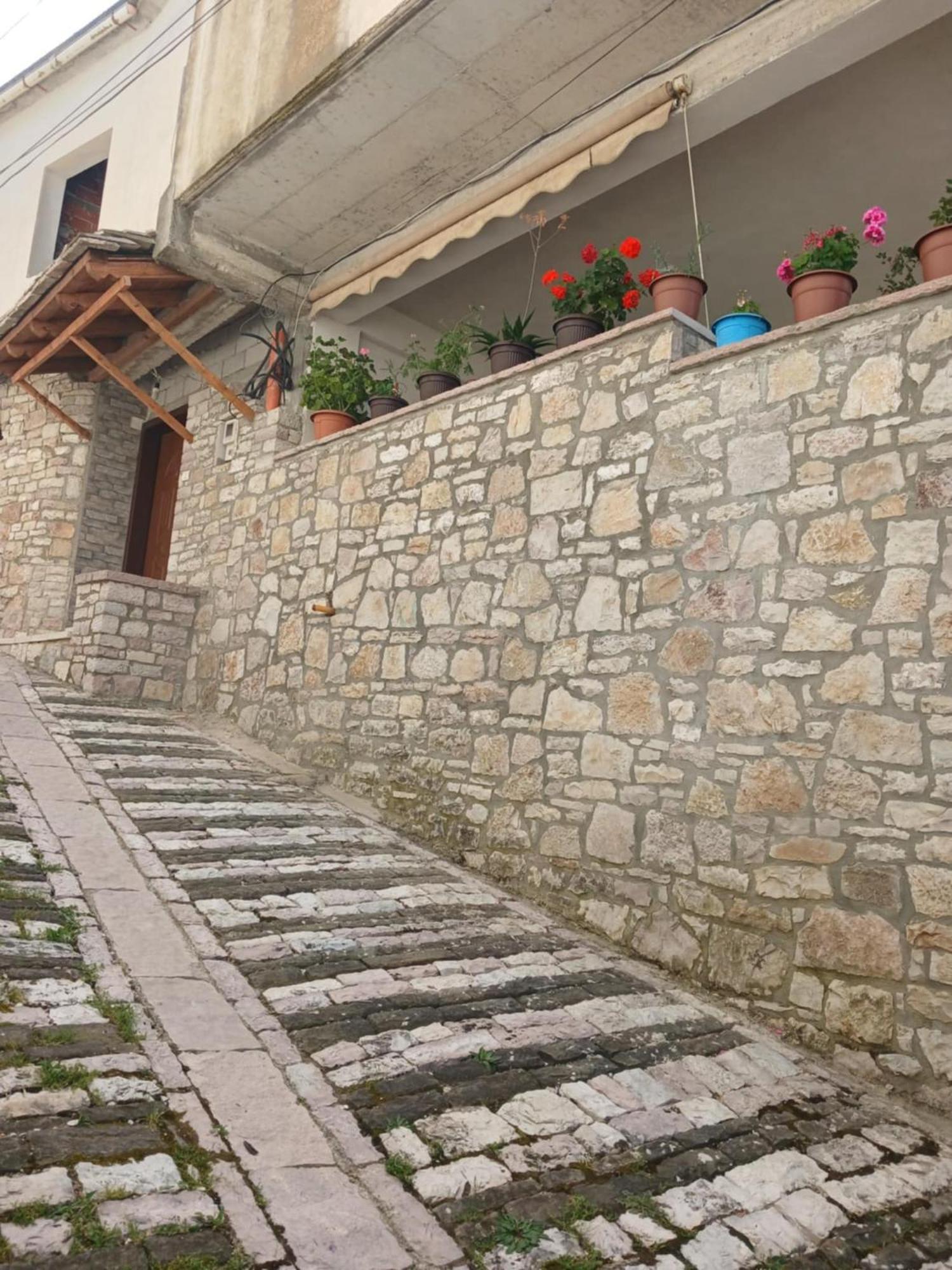 Eniguesthouse ジロカストラ エクステリア 写真
