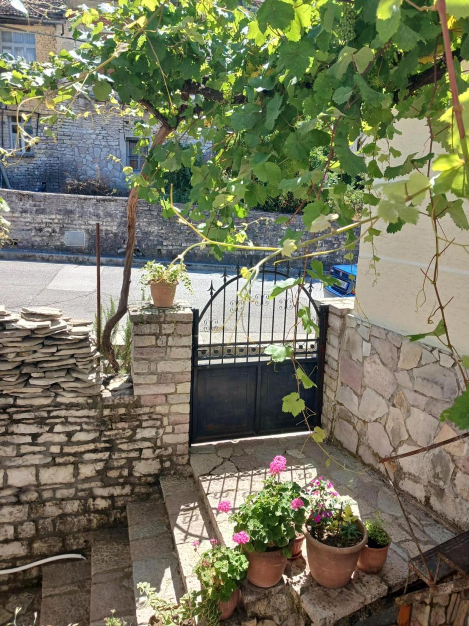 Eniguesthouse ジロカストラ エクステリア 写真